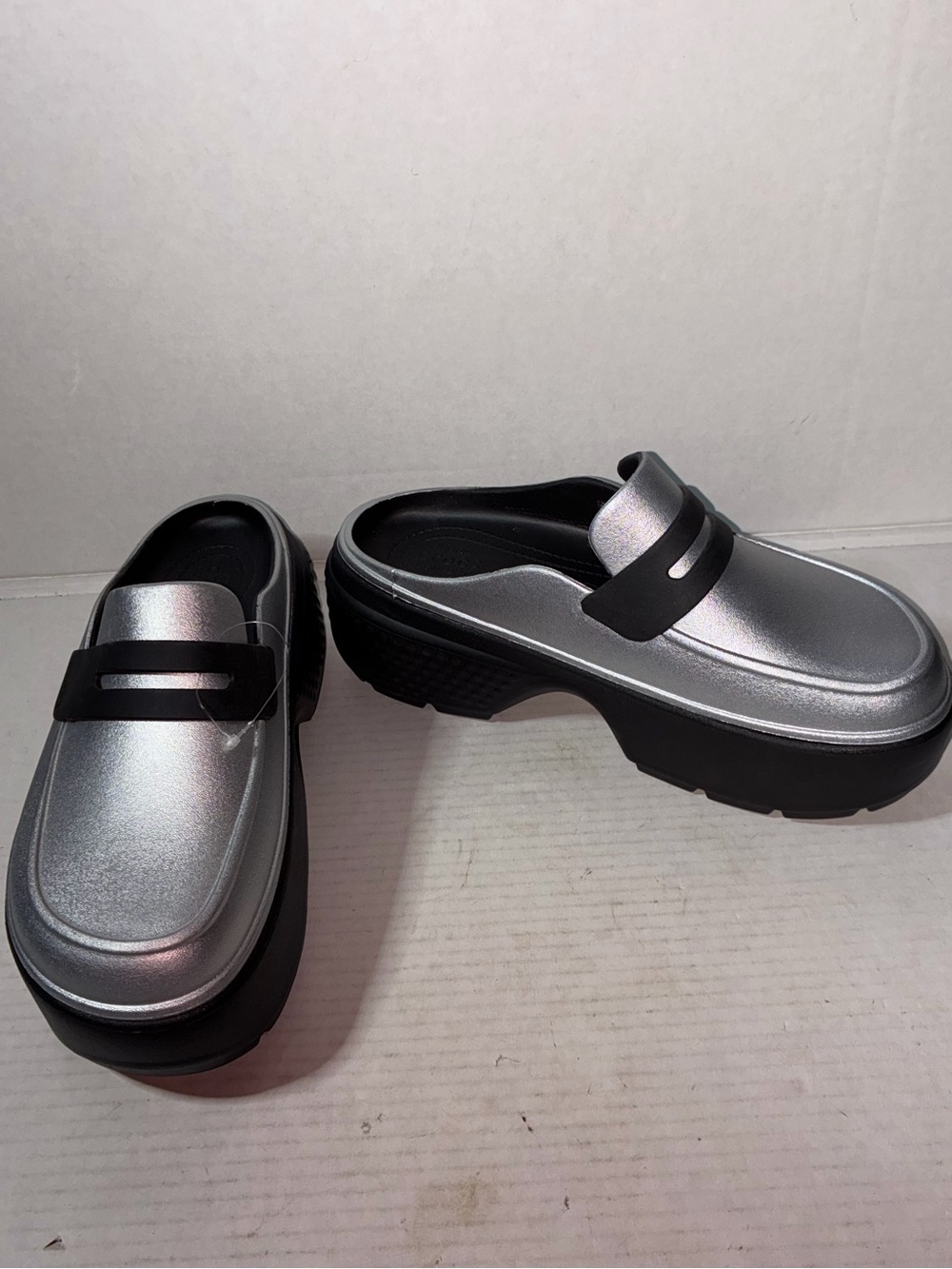 NWOT CROCS Metallic Silver Platform Clogs with Black Sole Wom Sz 10 Men Sz 8 - Picture 2 of 9